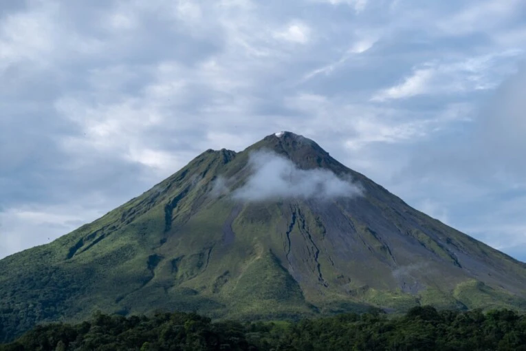 gunung semeru tampak terlihat tanpa asap dan tertutup sedikit awan