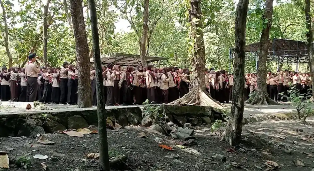 foto anak sekolah sedang liburan di hutan tinjomoyo semarang