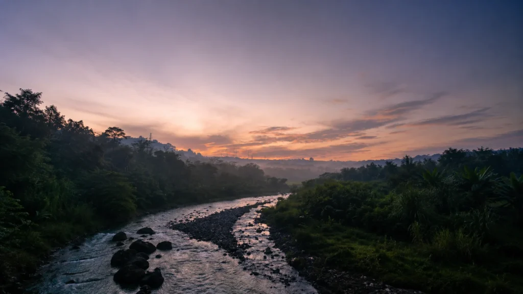 menjelang malam hari di sungai