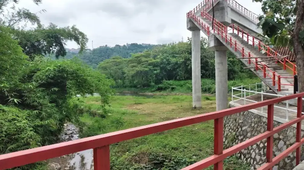 jembatan merah di hutan tinjomoyo semarang yang di kelilingi hutan