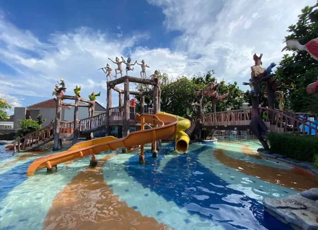 jungle toon waterpark, terlihat whana perosotan air, dan kolam renang anak yang dangkal