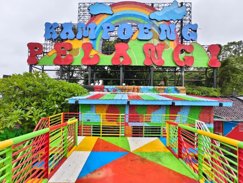 foto kampung pelangi semarang. rumah warga yang warna-warni