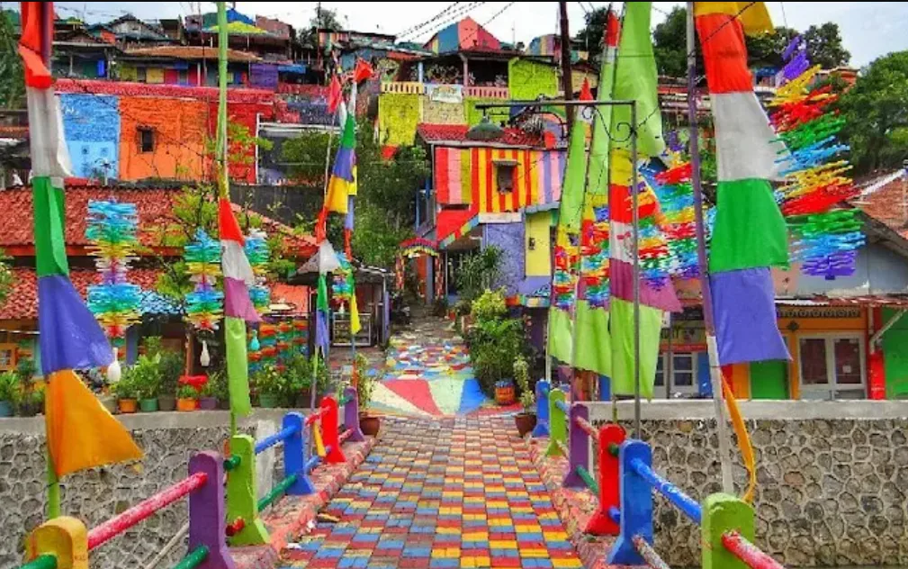 kampung pelangi, tampak foto rumah dan bendera warna-warni