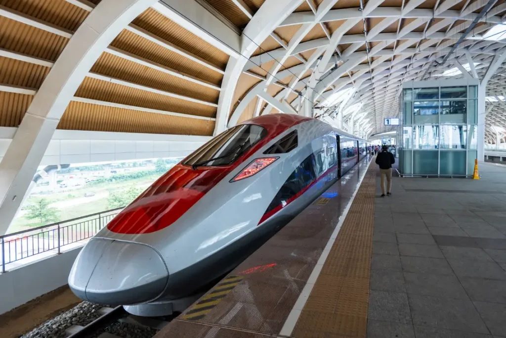 kereta cepat atau whoosh tampak depan