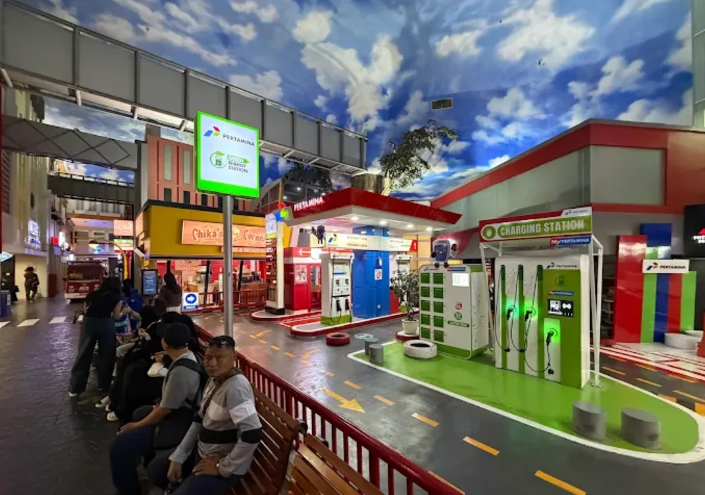 kidzania jakarta, terlihat ruangan yang di design seperti pertamina.