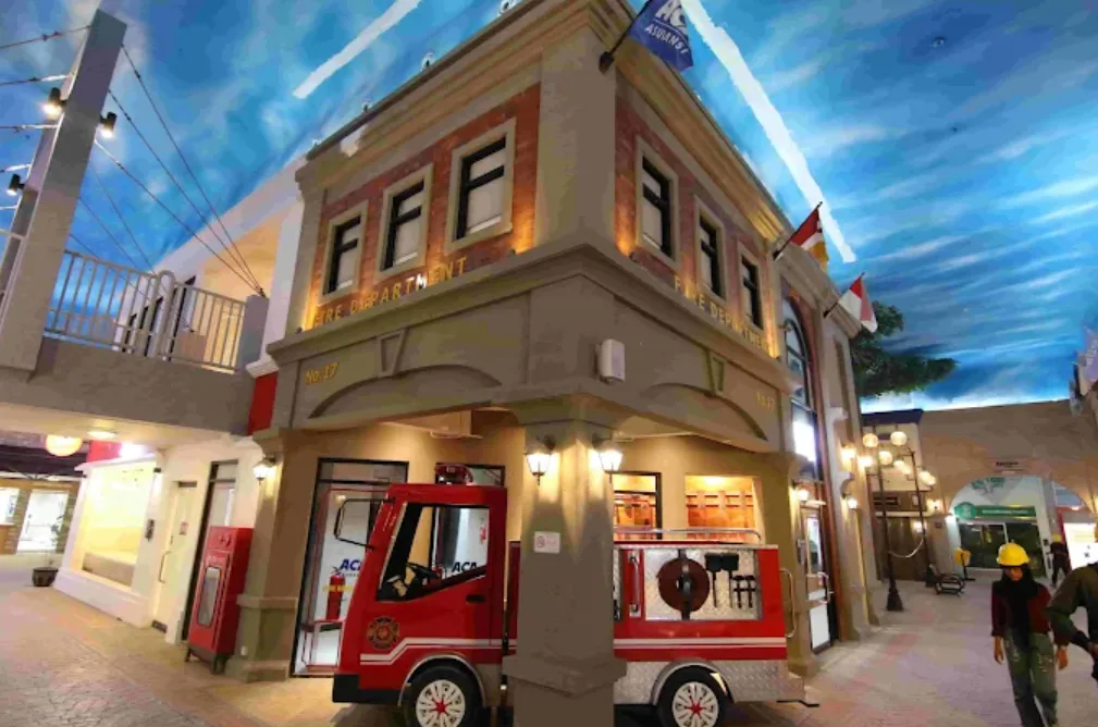 suasana di dalam kidzania surabaya. ada mobil pemadam kebakaran, anak bisa jadi pemadam kebakaran