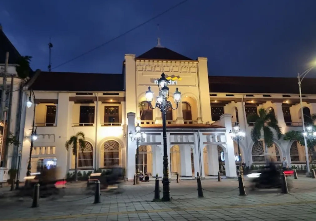 foto kota lama semarang, di salah satu gedung tua yang sekarang di gunakan oleh bank mandiri