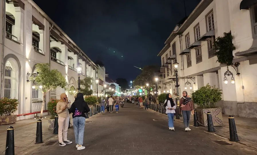 jalan di kota lama semarang saat malam. tampak orang berlalu lalang