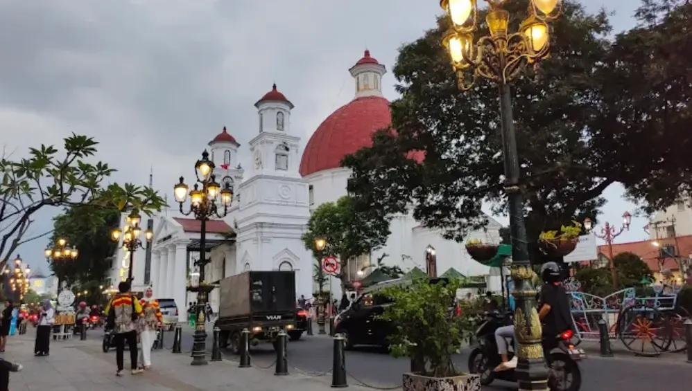 foto kawasan kota lama semarang, tampak gedung-gedung tua peninggalan belanda