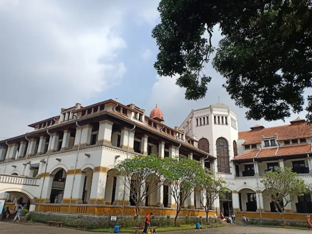 foto lawang sewu tampak depan di pagi hari