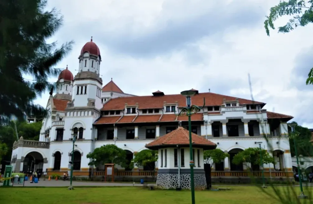foto tampak depan lawang sewu semarang