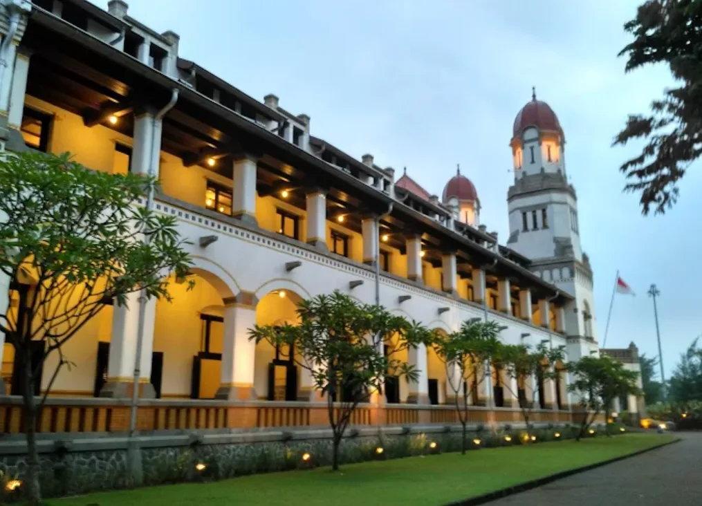foto lawang sewu tampak samping di sore hari