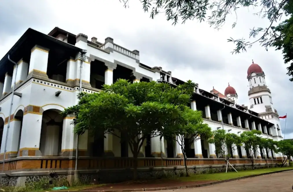 lawang sewu semarang tampak samping