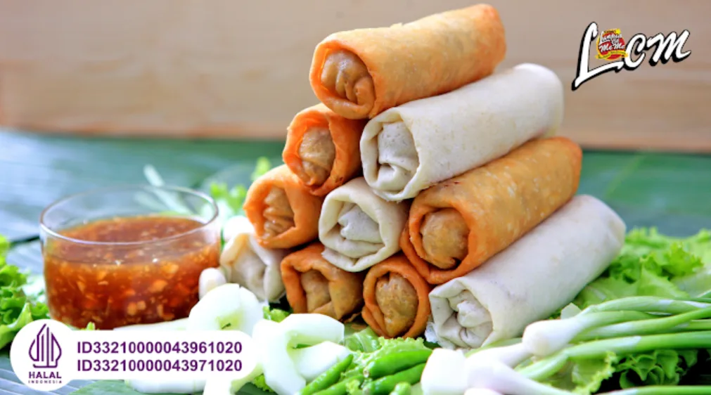 lumpia oleh-oleh khas semarang. foto lumpia goreng dan basah di tumpuk