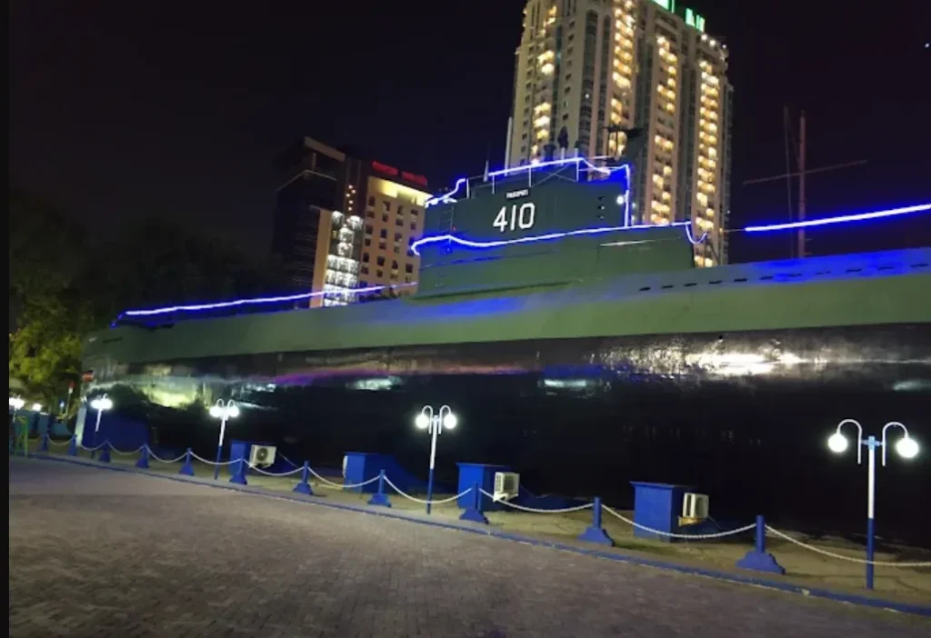 monumen kapal selam surabaya di malam hari