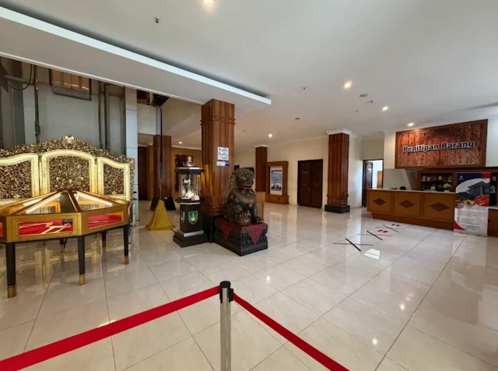 Museum Keris Nusantara. tempat wisata anak di solo yang murah. tampak koleksi keris dan patung