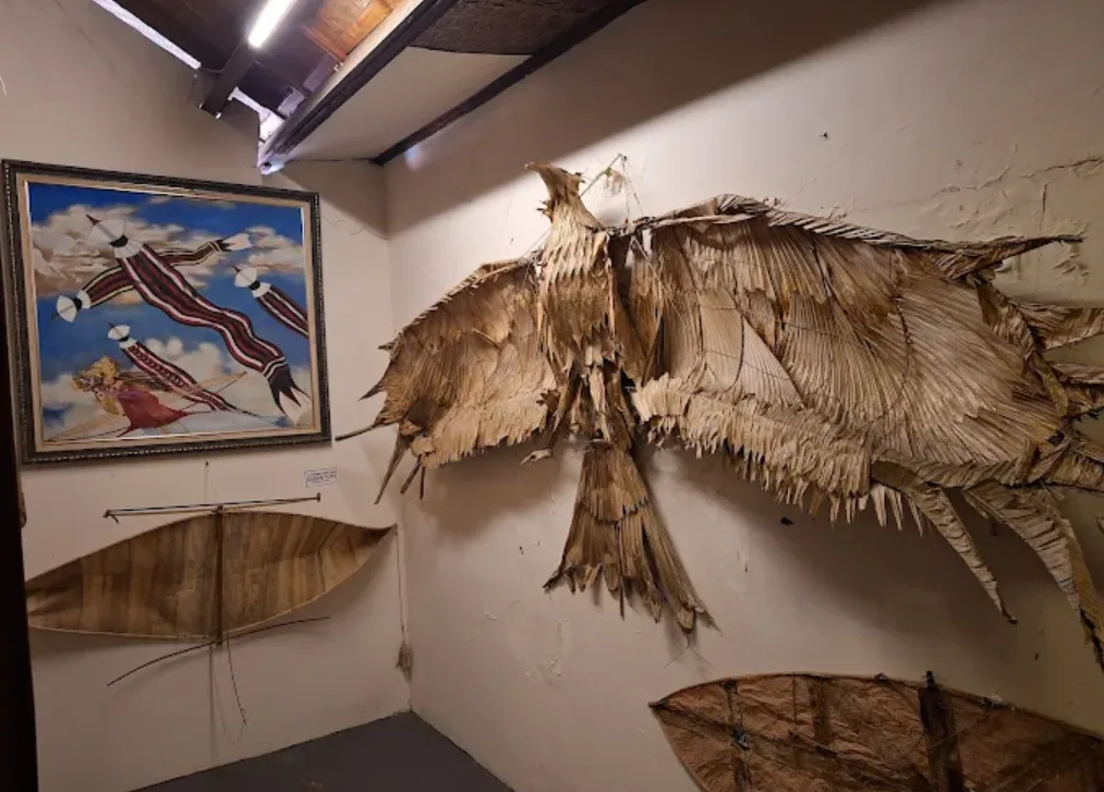 museum layang-layang indonesia. terlihat layang-layang berbentuk burung sedang di gantung