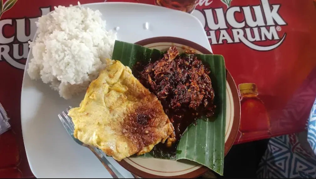 foto Nasi Goreng Babat Pak Karmin Mberok dengan telur dadar
