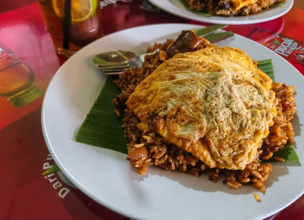 foto nasi goreng babat yang di sleimuti telur dadar
