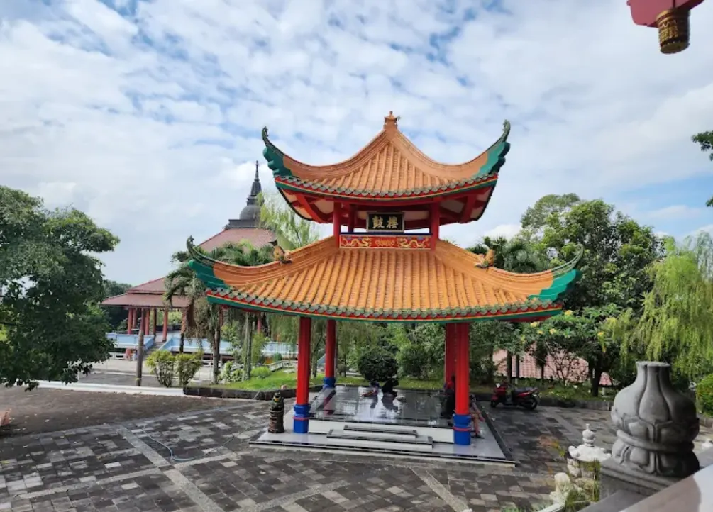 foto pagoda alovikitesvara semarang. tampak pagoda berwarna oranye keemasan dan merah