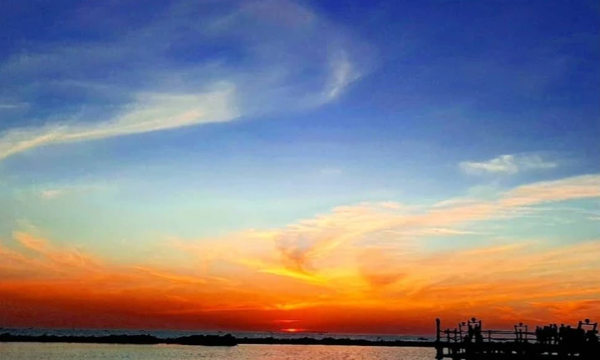 Pantai Akkarena: Bermain Pasir dan Menikmati Sunset yang Tenang