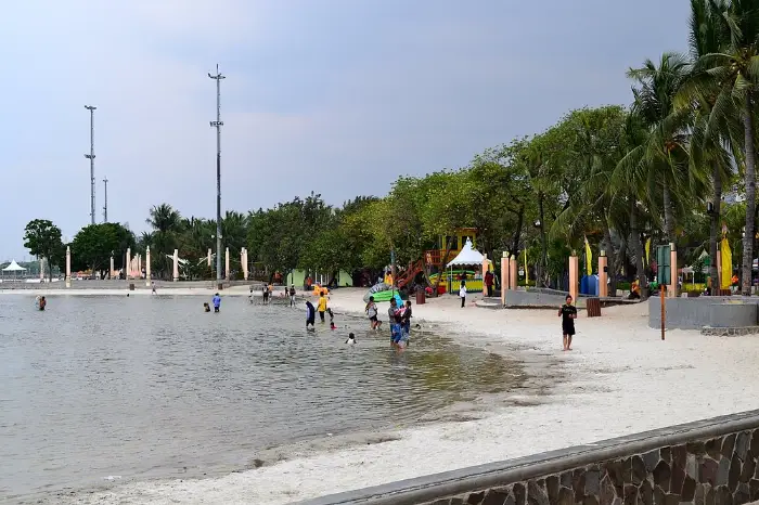 bibir pantai ancol saat sore hari