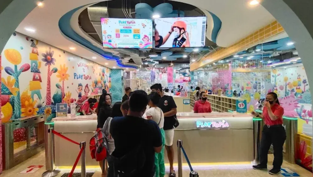 plyaground anak di playtopia surabaya. tampak pintuk masuknya, orang-orang yang antre membeli tiket masuk sambil membawa anak