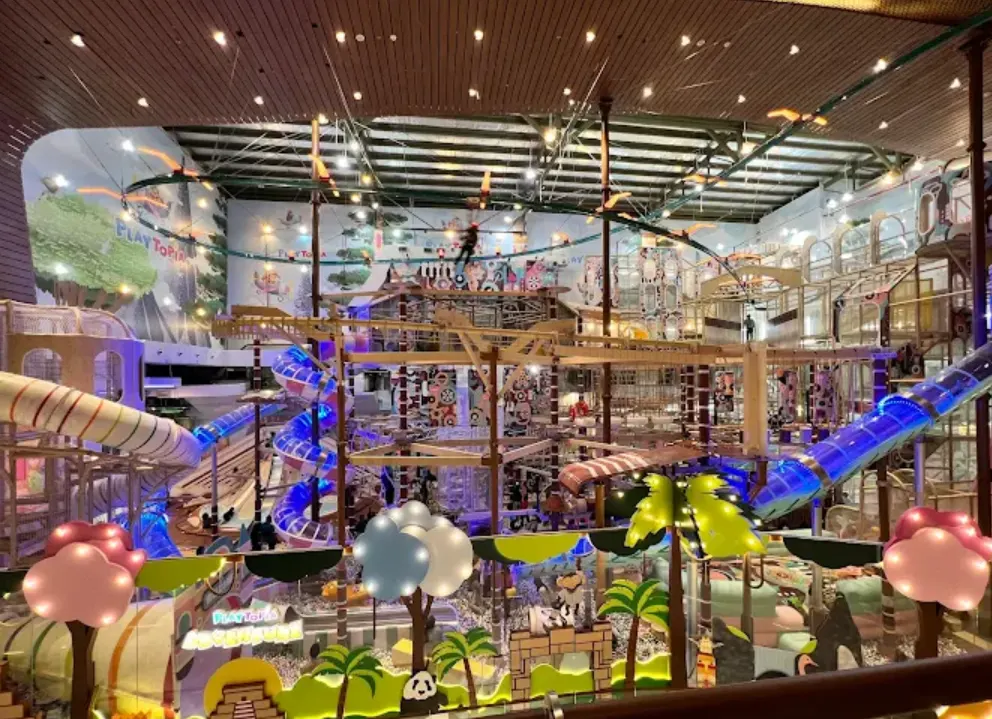 Playtopia Adventure Senayan Park. terlihat dari atas berbagai wahana seru di playtopia