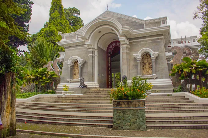 salah satu bangunan bernuansa eropa di dalam kebun raya bogor