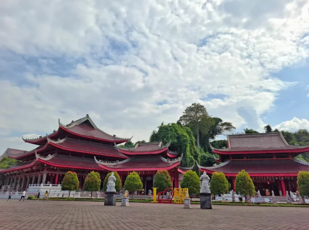 foto tampak depan kelenteng sam poo kong, alkulturasi china dan jawa