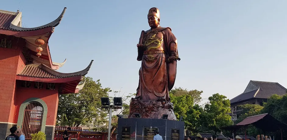 Klenteng Sam Poo Kong. tampak patung laksamana cheng ho