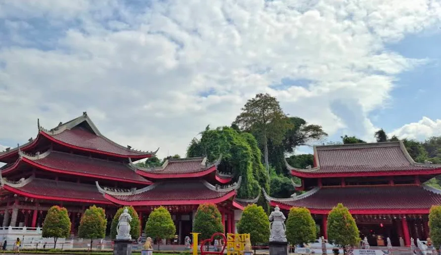 foto kelenteng sam poo kong yang di dominasi oleh warna merah, dan tampak 2 buah patung