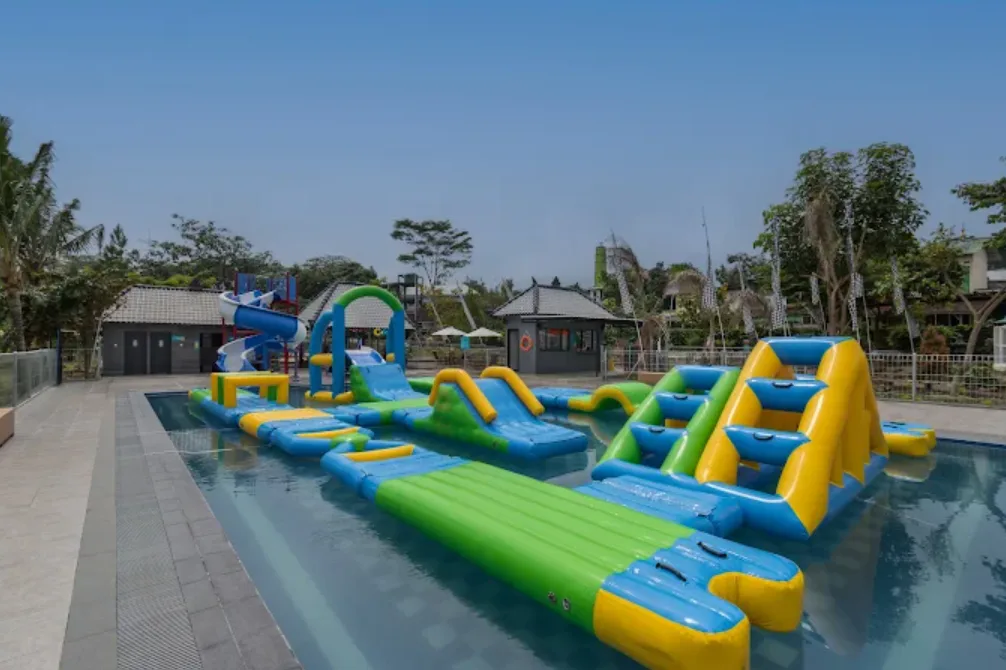 suasana the wujil aquapark. kolam renang besar dengan wahana bermain untuk anak