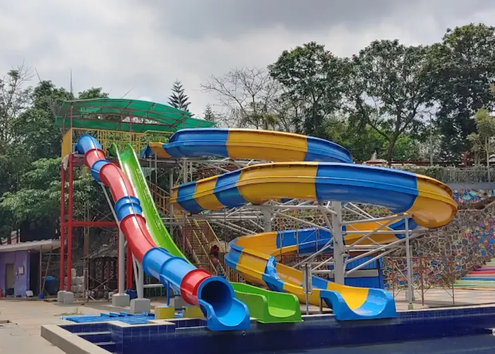 sindu kusuma ekapark, ada seluncuran warna warni di kolam renang