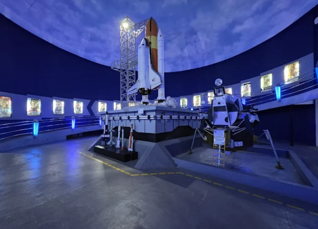 skyworld indonesia tmii. terlihat pesawat antariksa yagn sedang siap meluncur