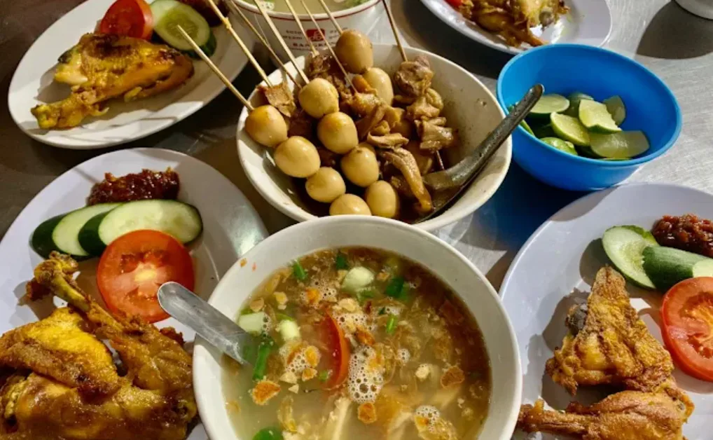 foto soto bangkong, ayam goreng, dan sate telur puyuh