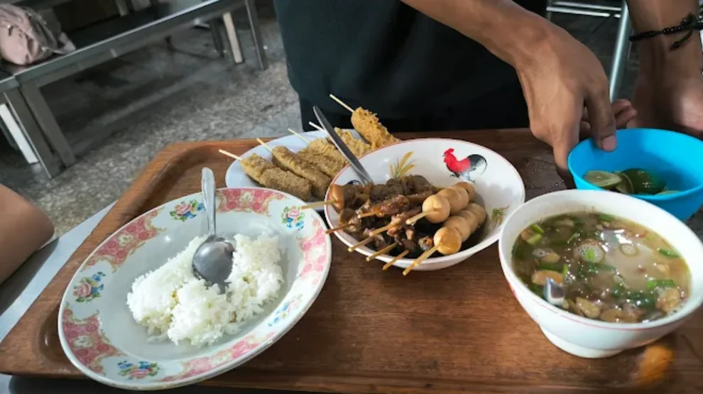 foto soto semarang dan seporsi nasi