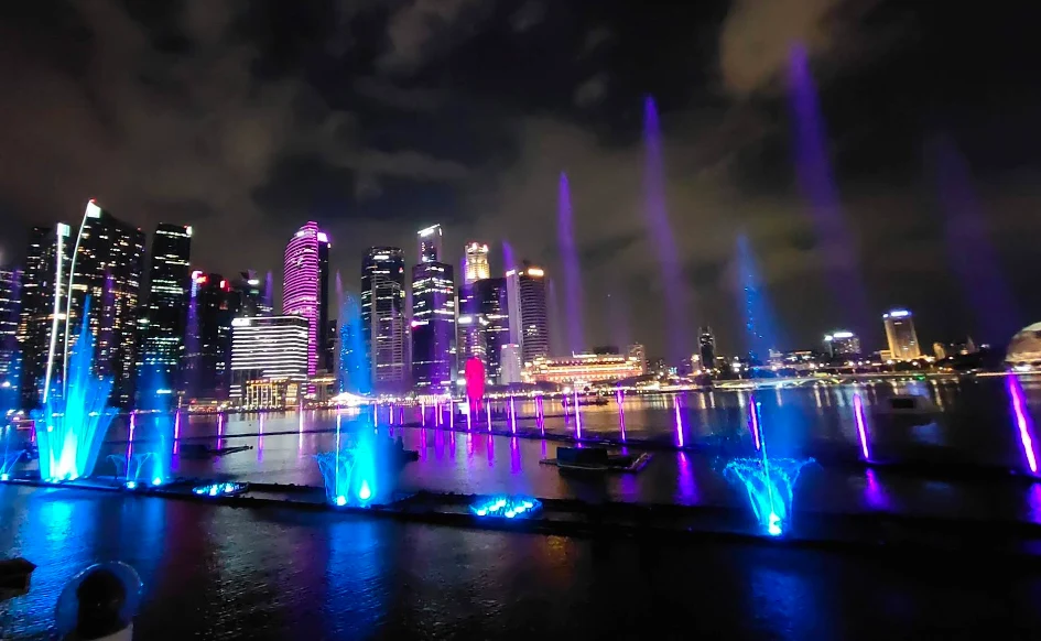 Menonton Pertunjukan Air dan Cahaya Gratis: Spectra Light & Water Show