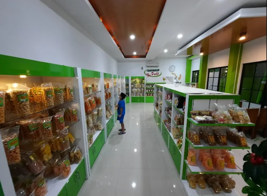foto etalase tahu bakso ibu pudji dengan berbagai cemilan khas