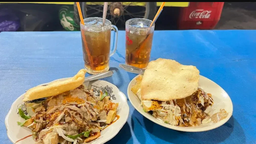 foto Tahu Gimbal Pak H. Edy dengan 2 es teh manis di atas meja