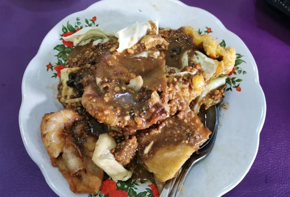 seporsi tahu gumbal yang disiram saus kacang