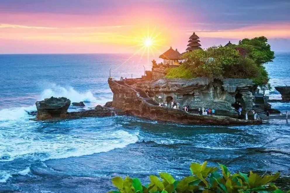 Tanah Lot: Kuil di Tepi Laut yang Ikonik
