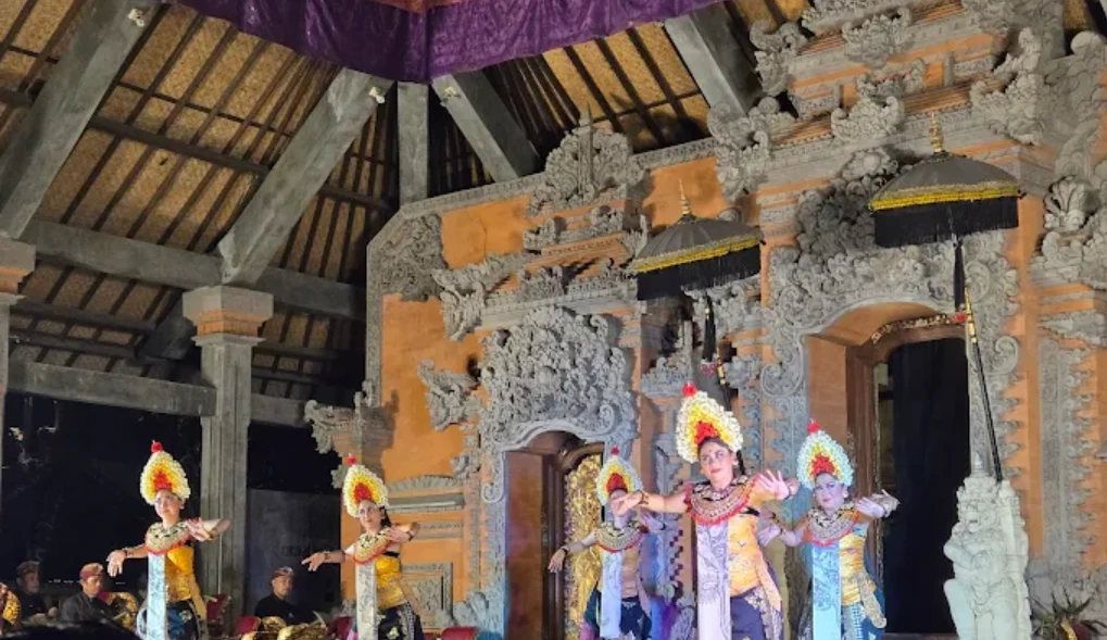 Pementasan Tari Kecak & Legong di Puri Saren Agung (Ubud Palace)