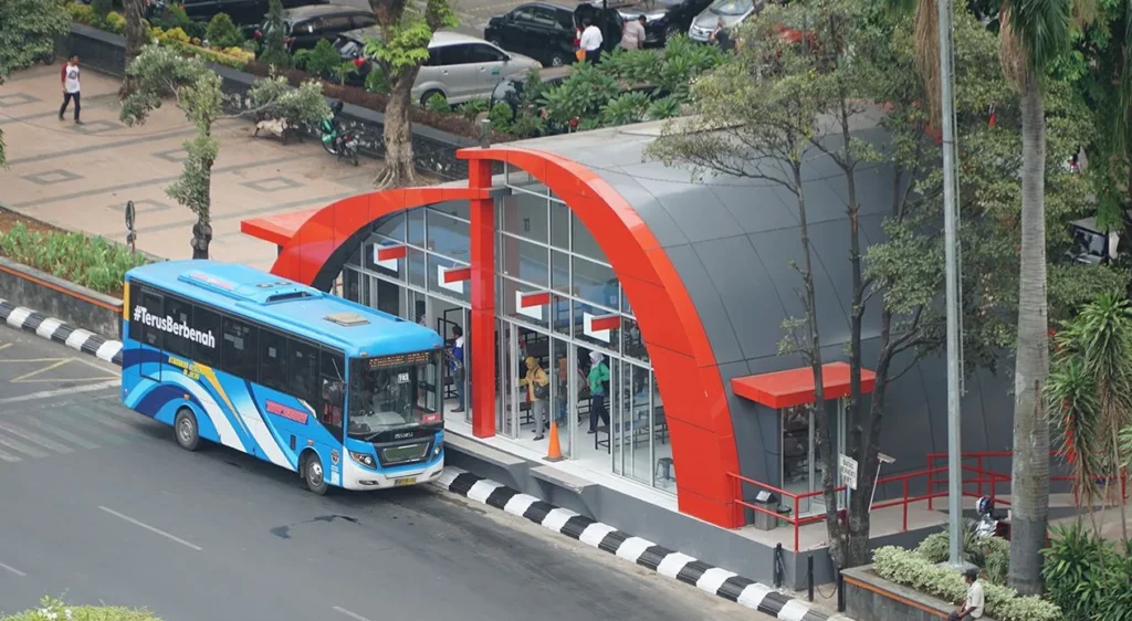 foto trans semarang, bus berwarana biru berhenti di terminal