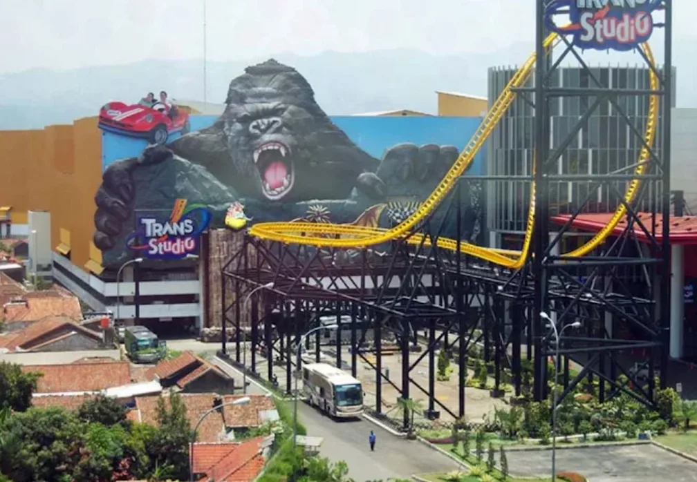 suasana trans studio bandung, ada roller coaster dan gambar gorilla.
