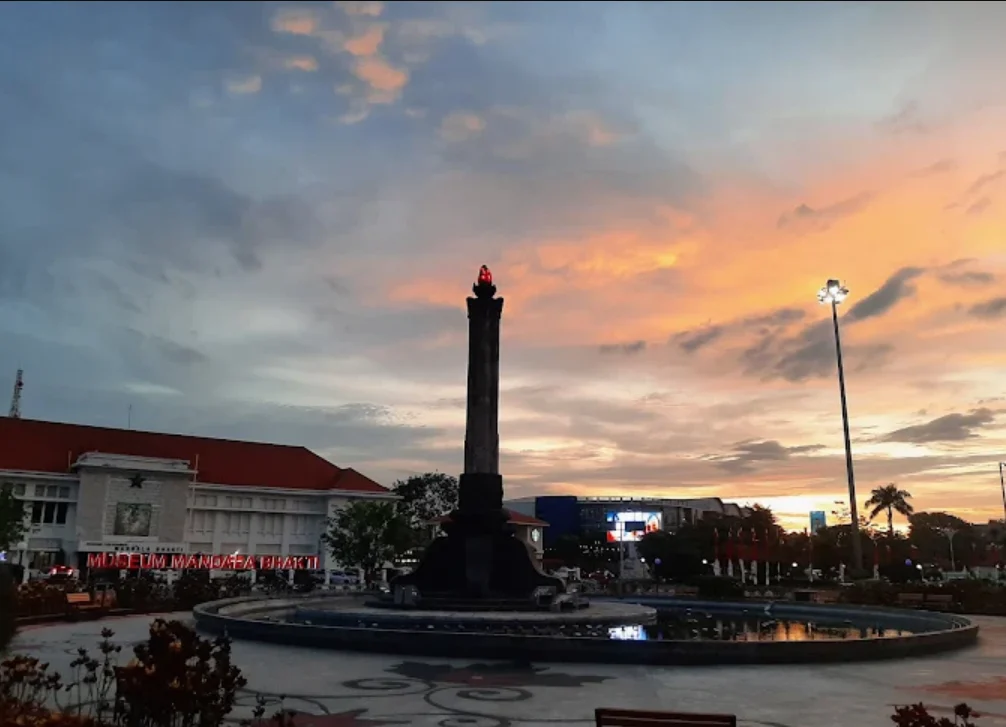 foto tugu Muda Semarang di sore hari. latar belakang langit senja di semarang