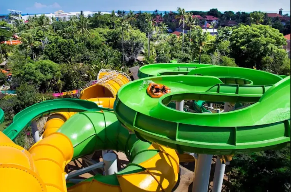 Pilihan Wahana Ekstrem hingga Santai di Waterbom Bali. orang sedang meluncur di salah satu wahana di waterbom bali.