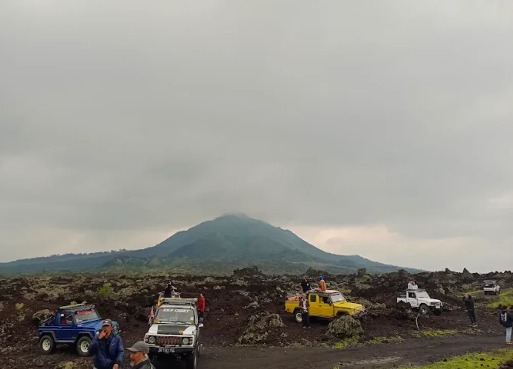 Wisata Jeep Tour 4x4 Black Lava dan Black Sand