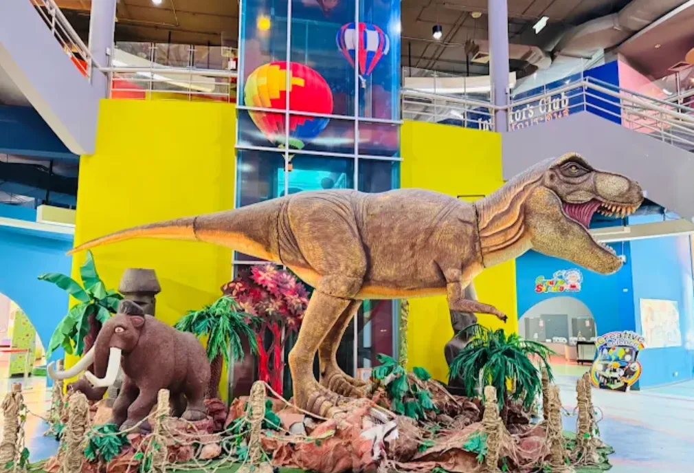 bangkok children dicovery mall di bangkok dengan patung trex
