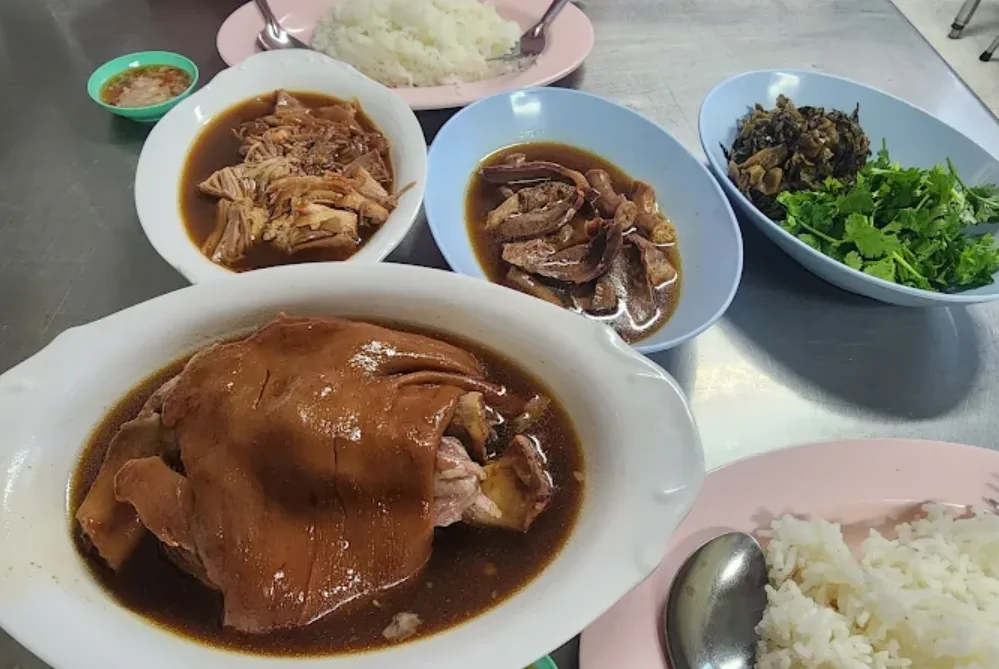 nasi dengan daging babi kuah